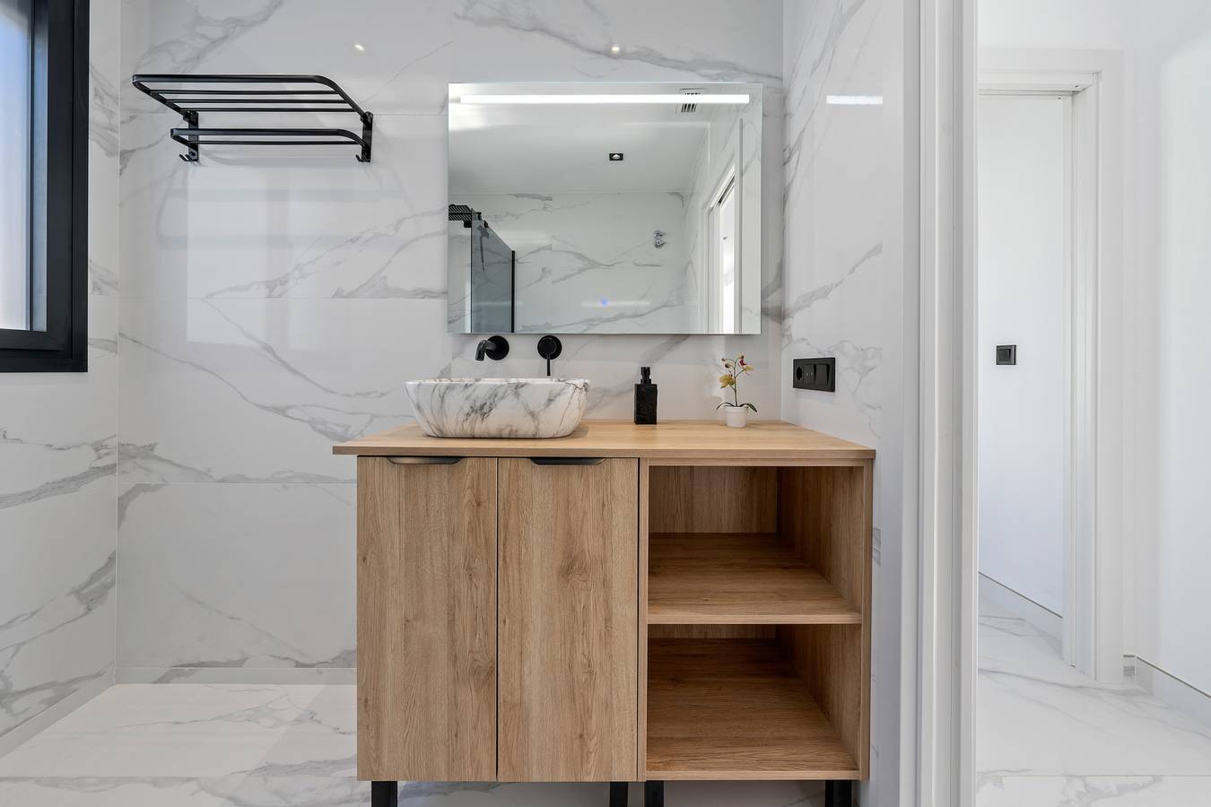 Baño moderno completo con ducha en La Villa del Roc