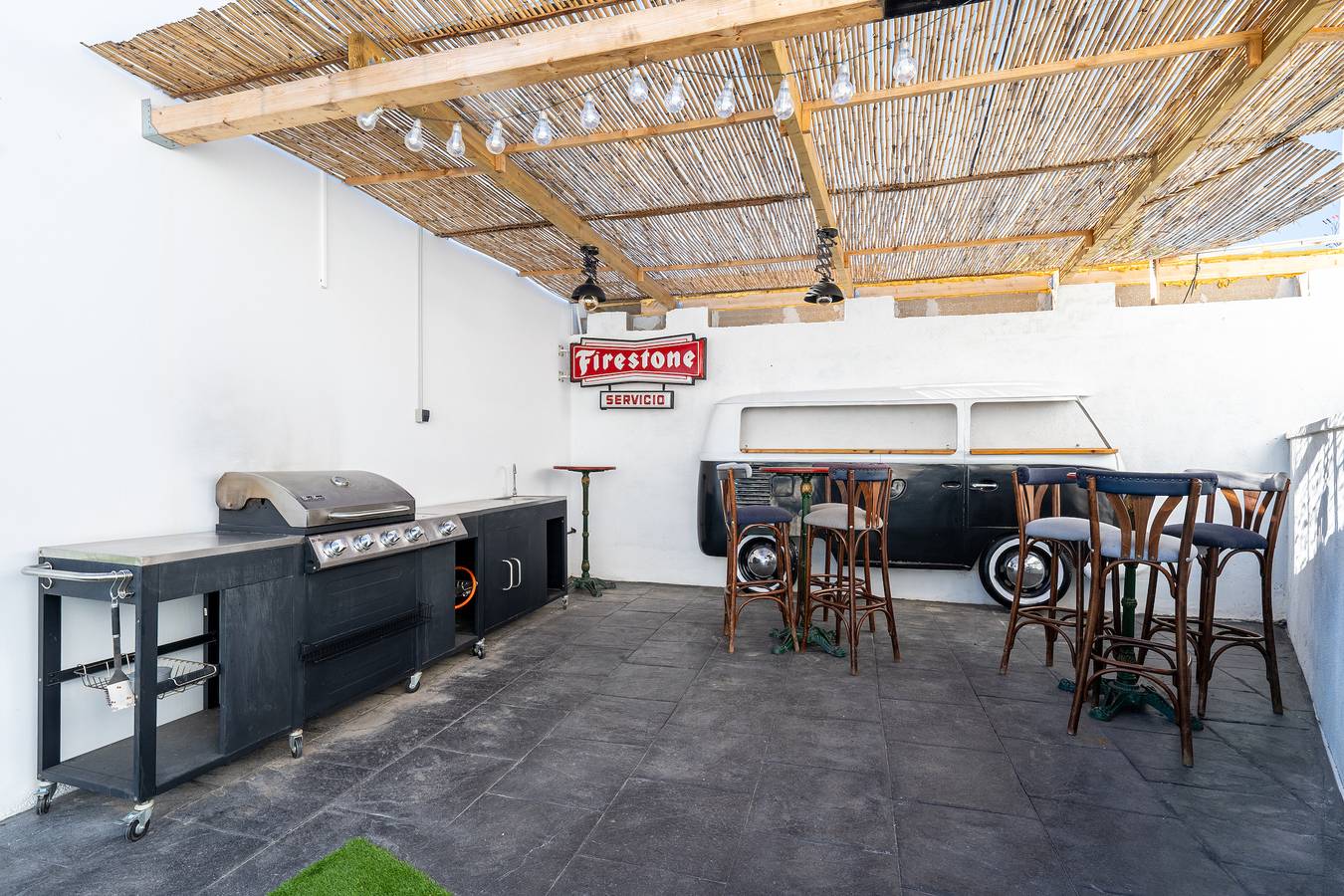 Barbacoa en terraza exterior de la villa con piscina en Roda de Berà