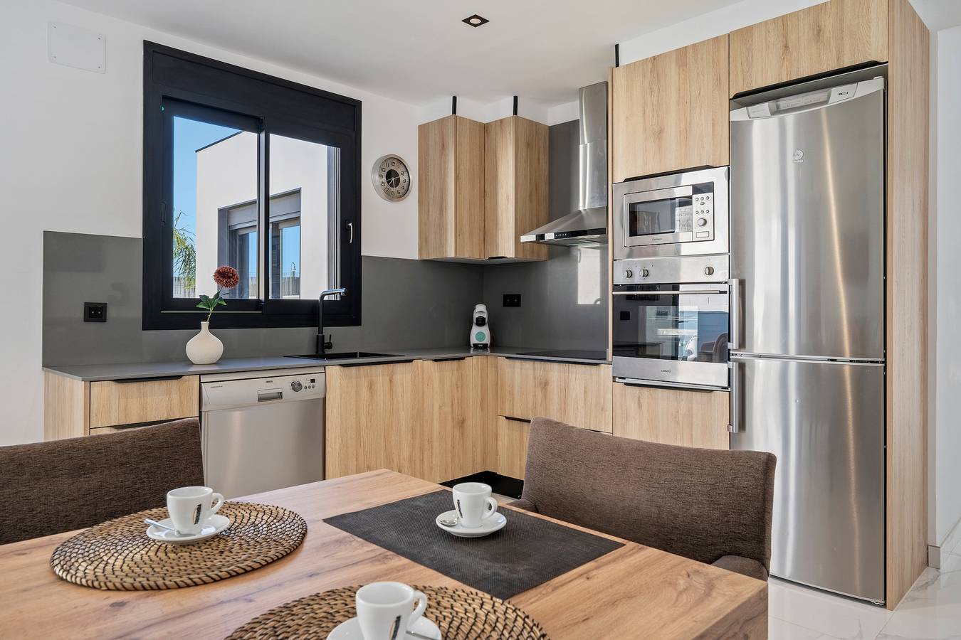 Cocina moderna totalmente equipada con lavavajillas y horno en La Villa del Roc