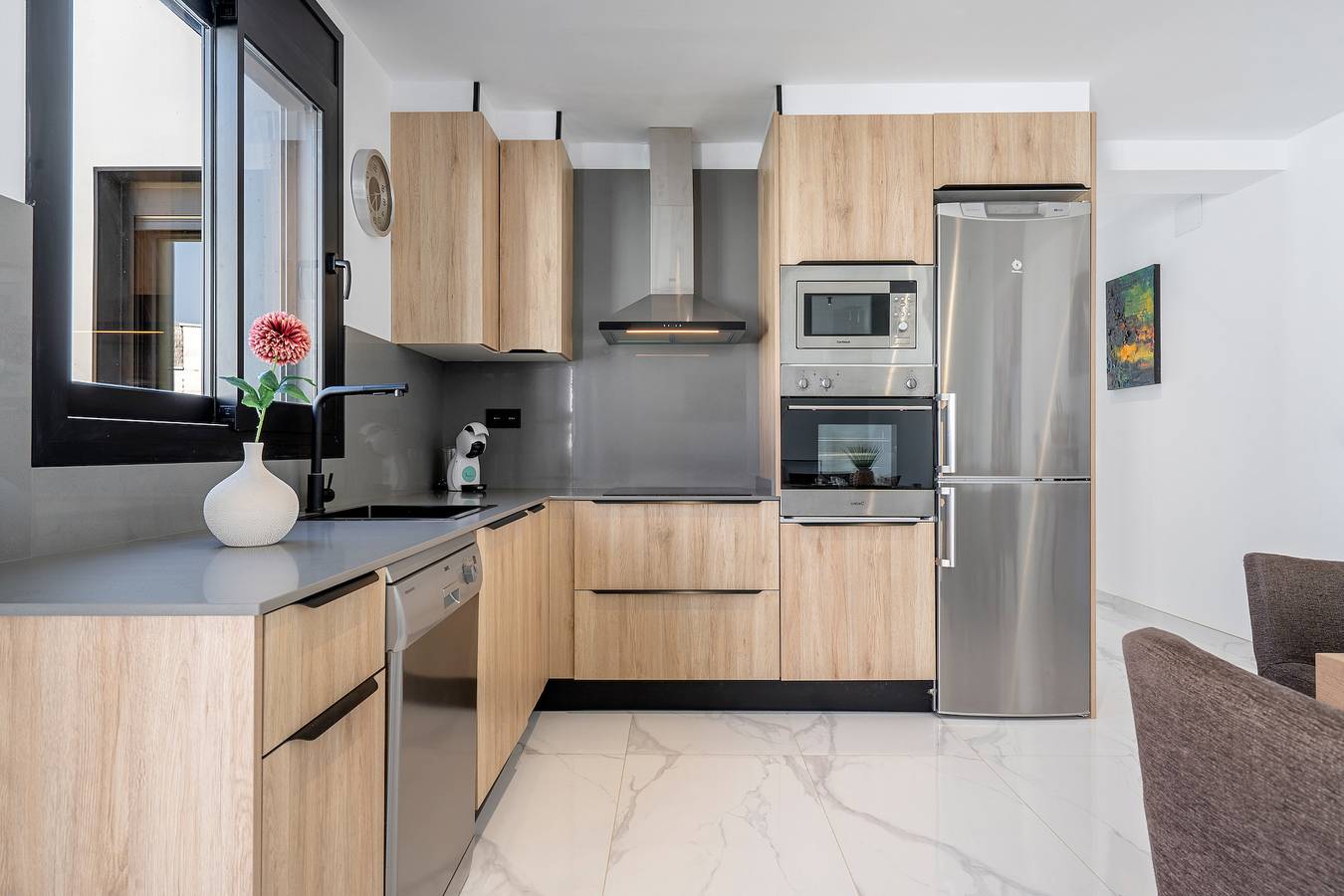 Cocina equipada con electrodomésticos completos