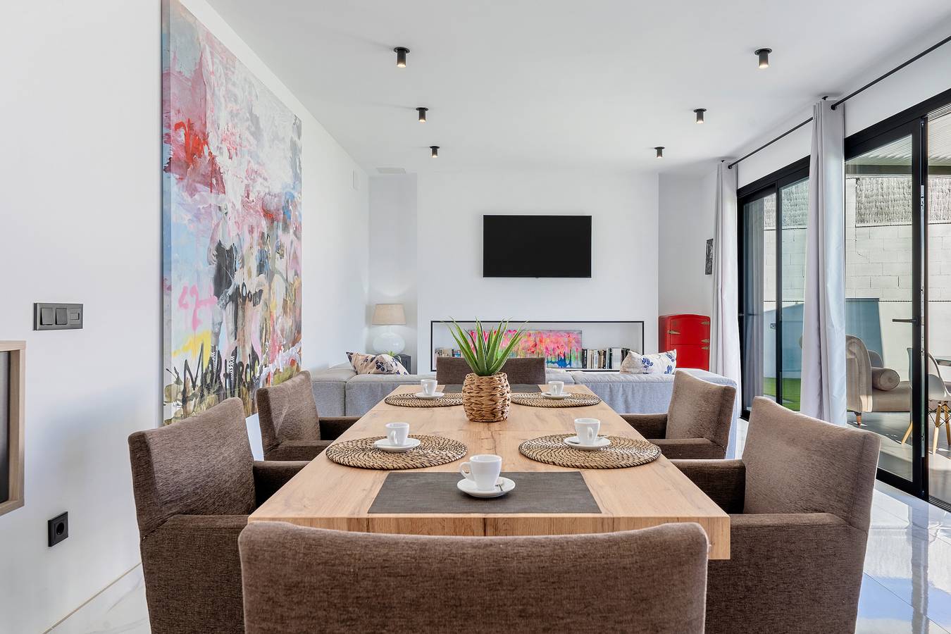 Comedor con mesa para 6 personas en La Villa del Roc, Roda de Berà