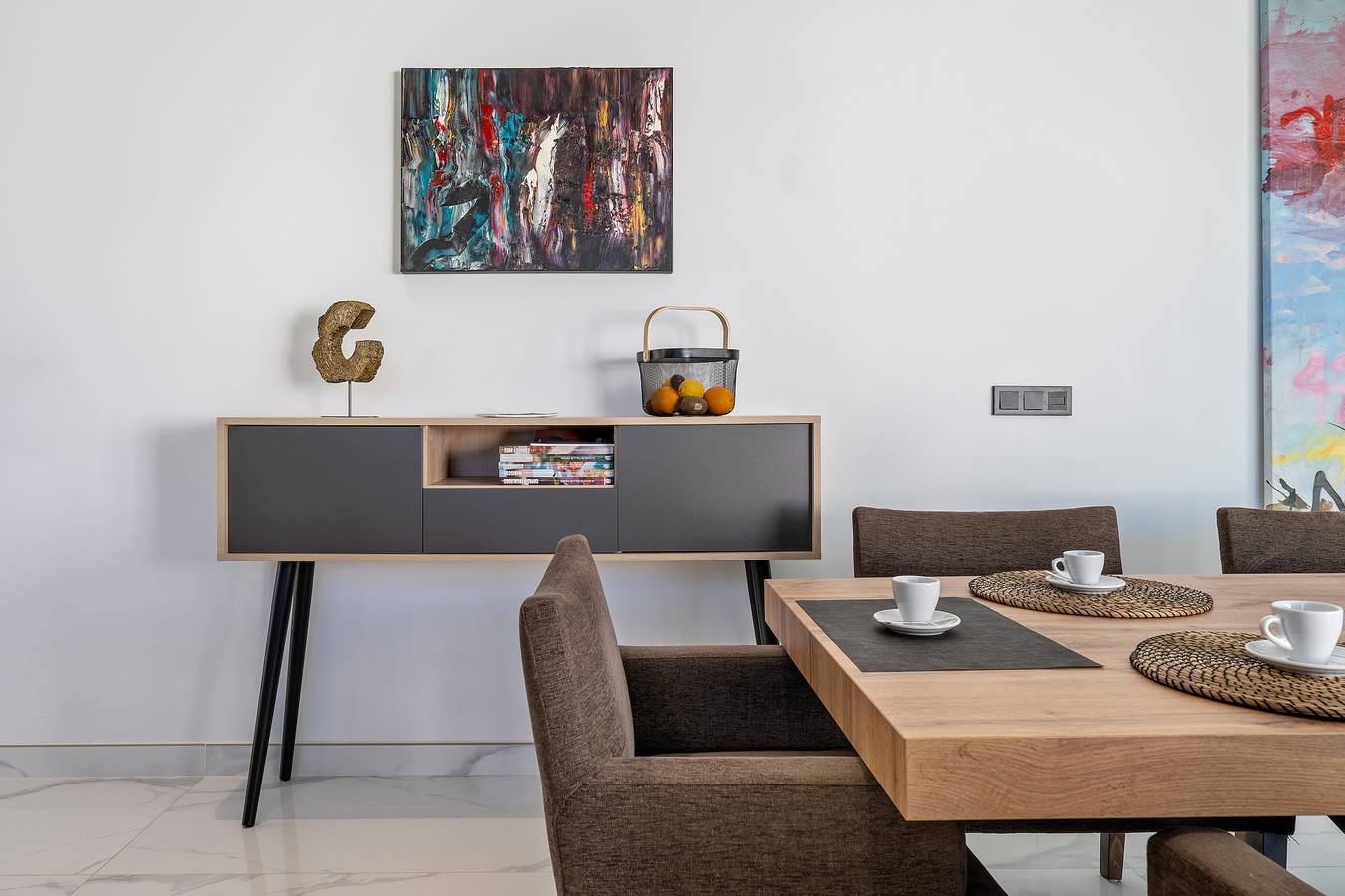 Zona de comedor elegante de la villa con piscina privada en Costa Daurada