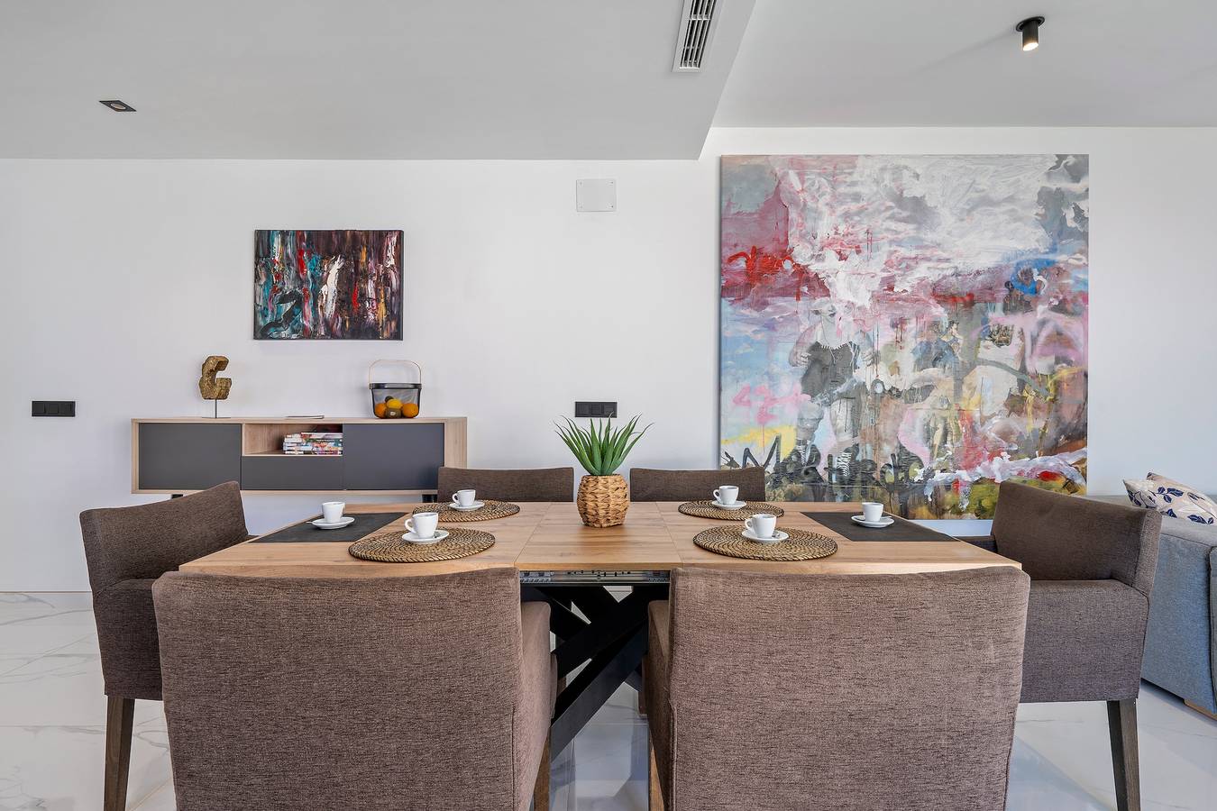 Comedor interior con vistas al jardín privado de la villa