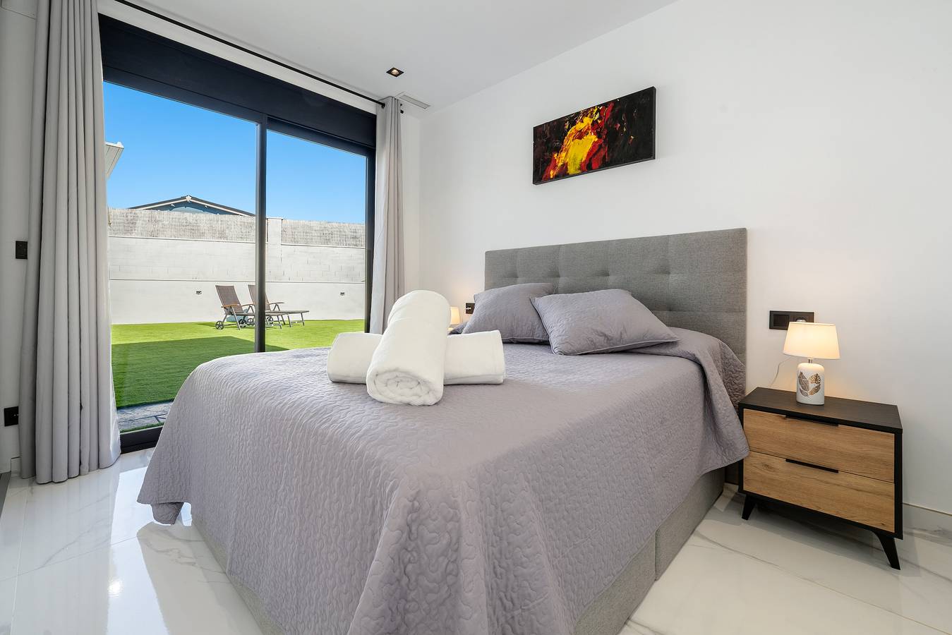 Suite principal con cama doble en La Villa del Roc