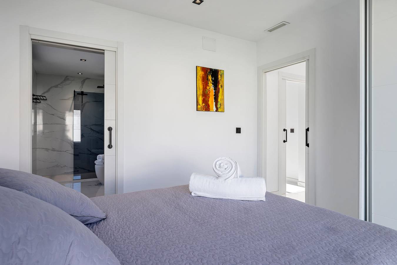 Segundo dormitorio con cama doble de la villa en Roda de Berà