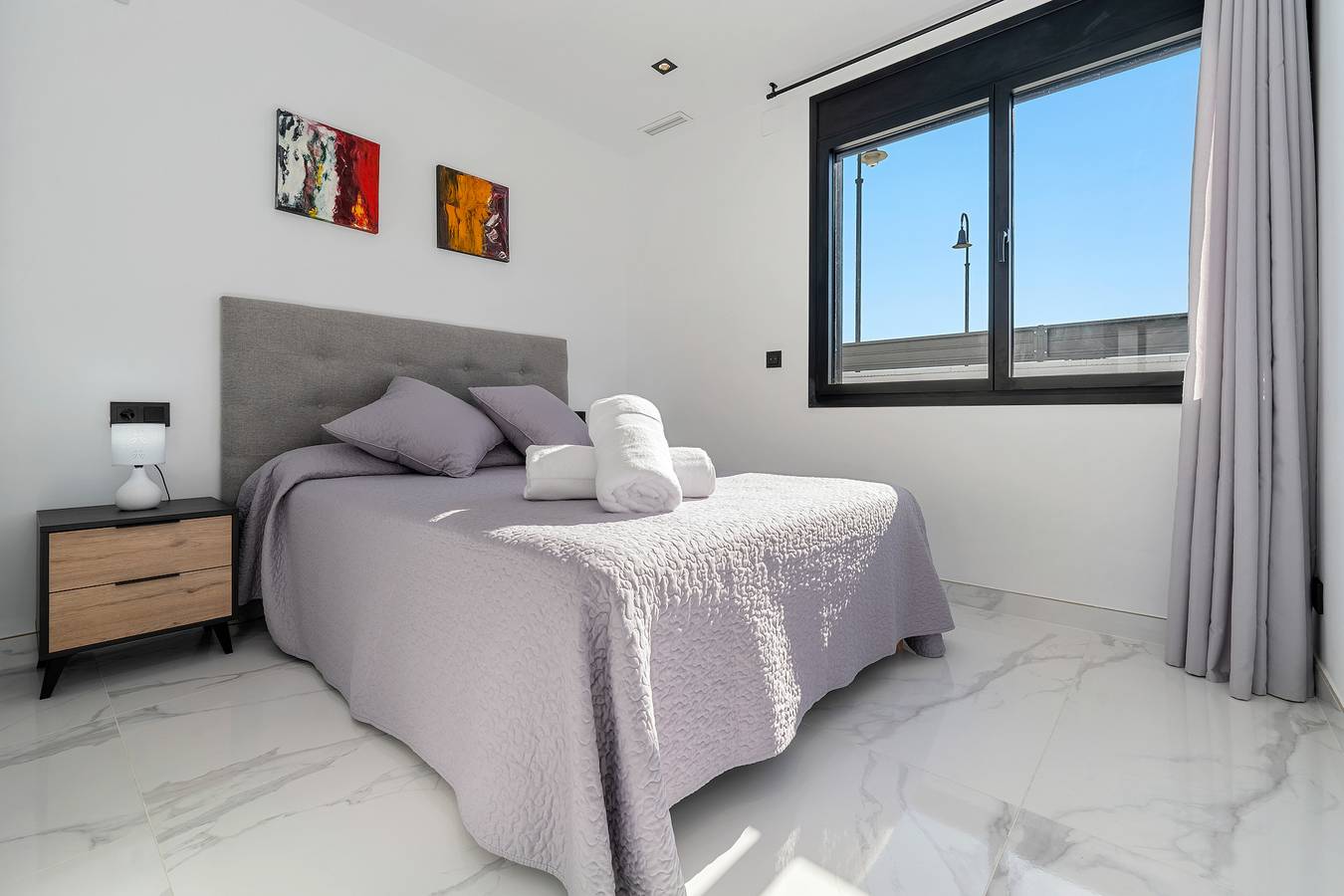 Detalle dormitorio con mesita de noche en La Villa del Roc