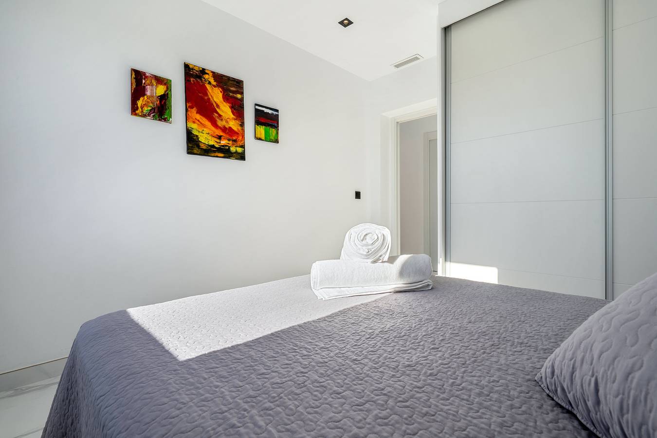 Dormitorio con decoración mediterránea moderna