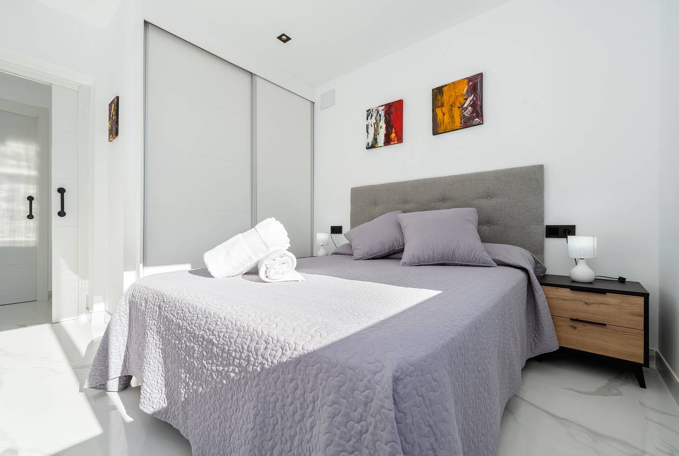 Dormitorio con ropa de cama premium en villa de lujo Roda de Berà