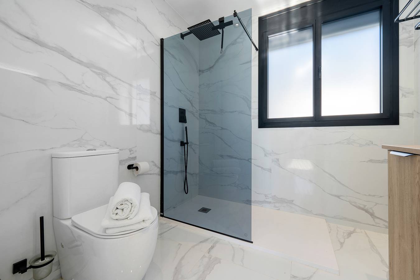 Vista del dormitorio con acceso al jardín privado