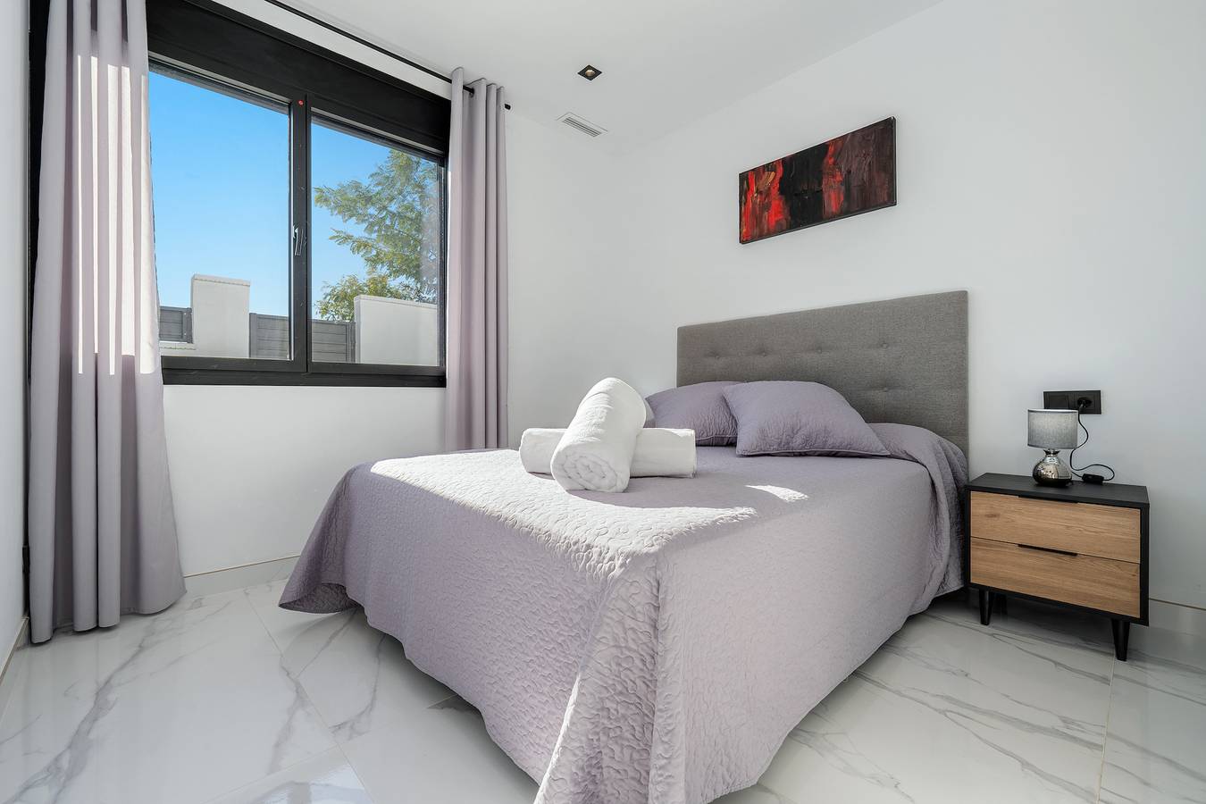 Dormitorio con armario amplio en la villa vacacional