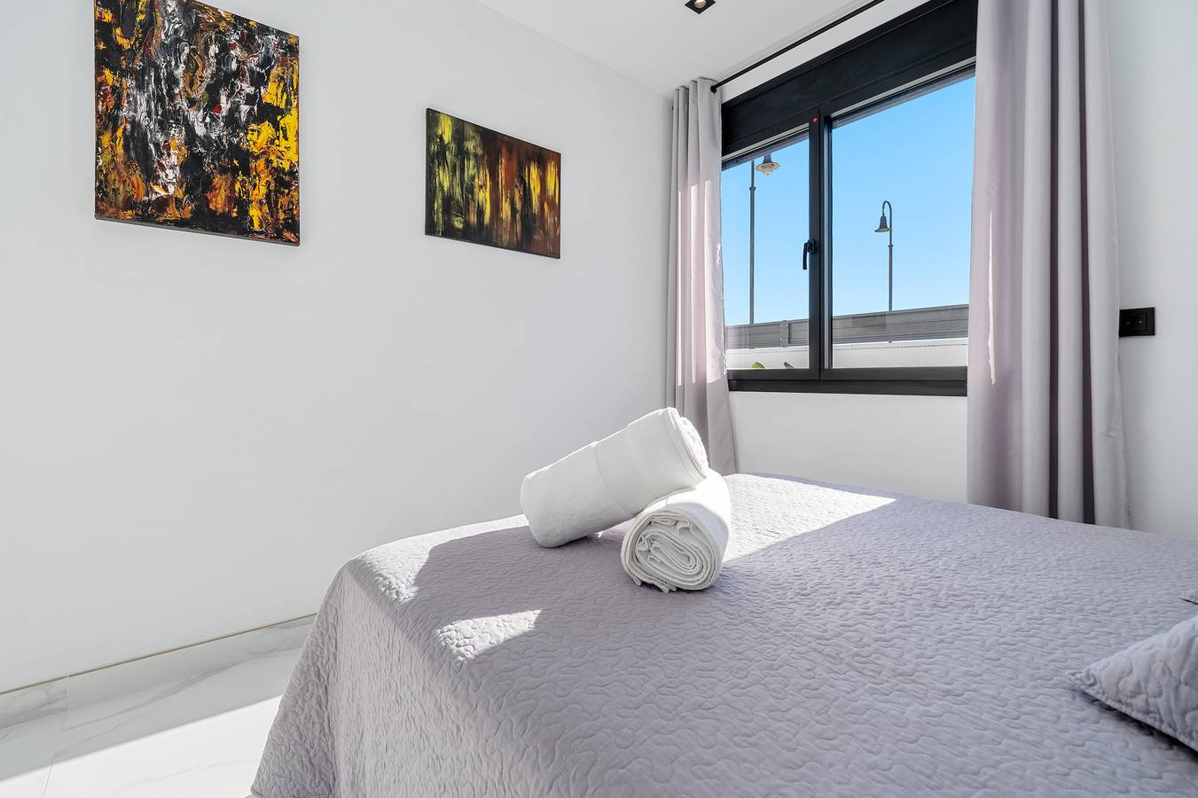 Dormitorio con zona de lectura en La Villa del Roc