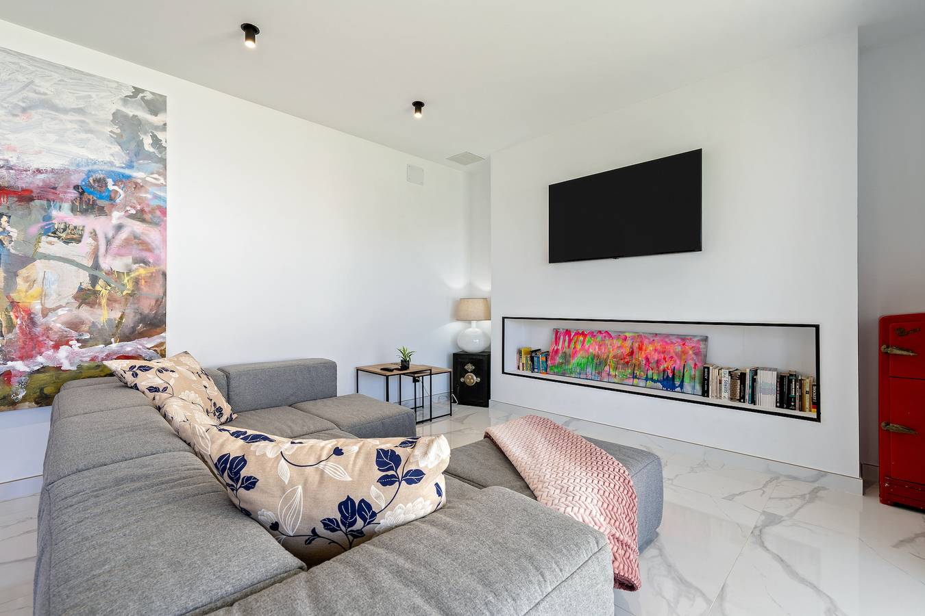 Patio exterior con entrada privada a La Villa del Roc