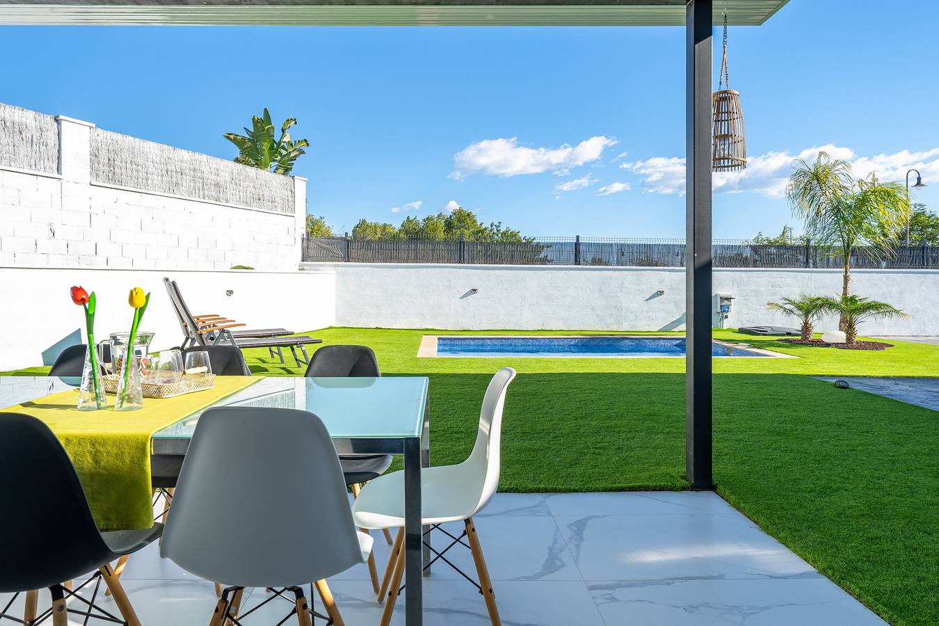 Jardín exterior con césped verde de La Villa del Roc en Roda de Berà