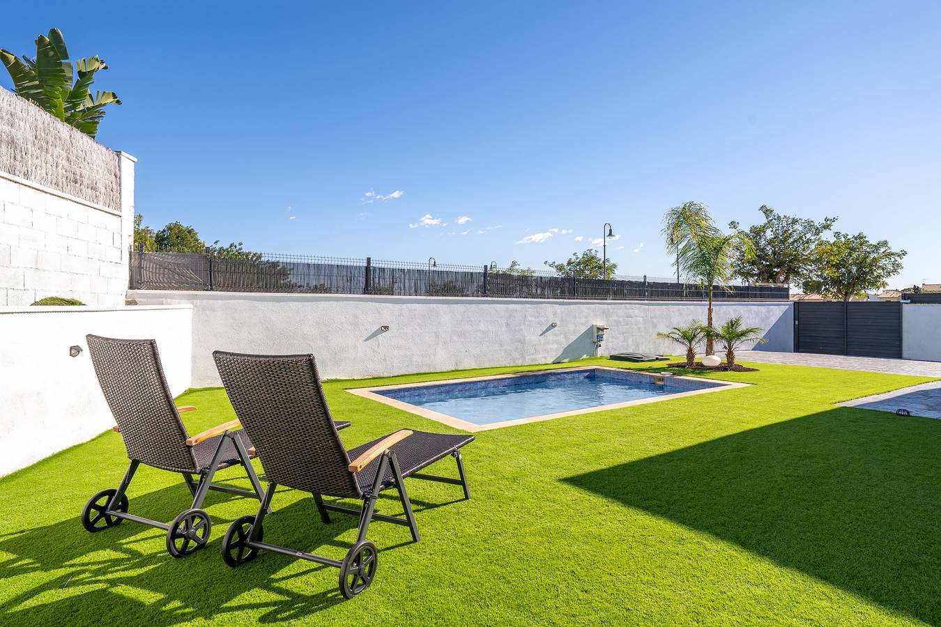 Vista del jardín con piscina privada de La Villa del Roc