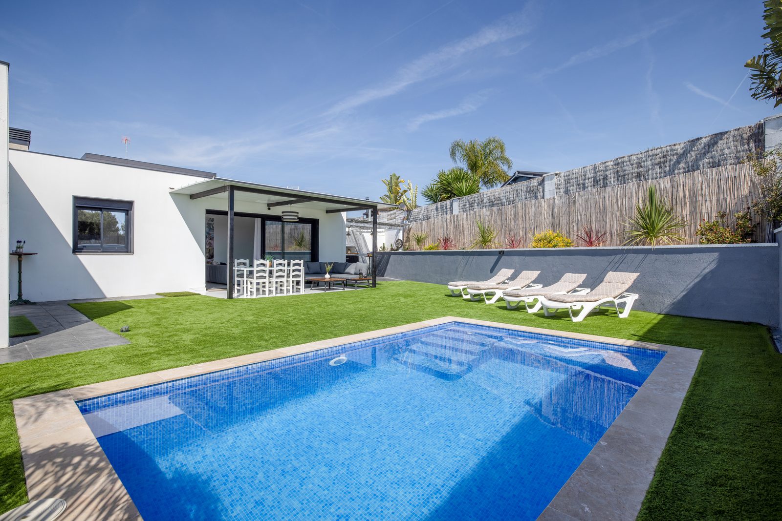 Piscina privada con jardín y terraza cubierta en La Villa del Roc, Roda de Berà