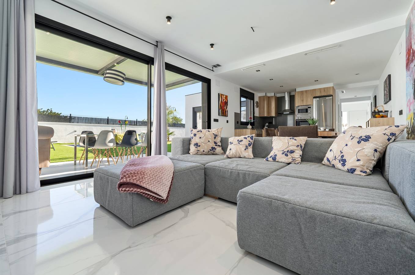 Salón amplio con sofá y TV streaming en La Villa del Roc, Roda de Berà