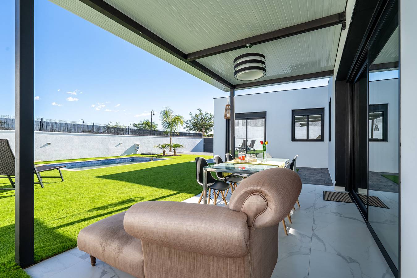 Salón con acceso directo a la terraza soleada