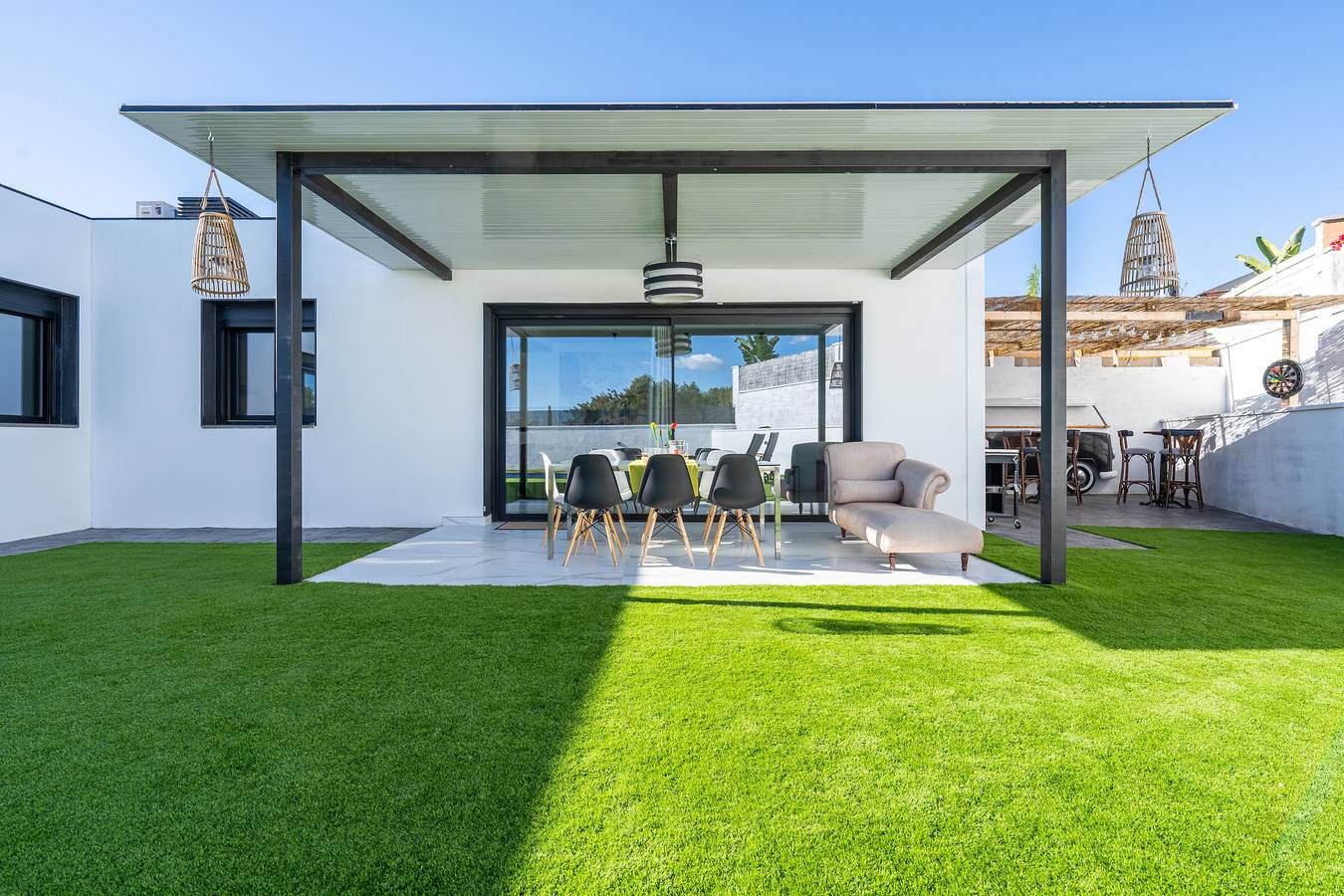 Terraza con pérgola y zona de relax al aire libre