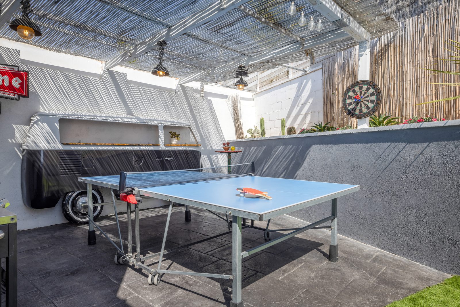 Zona de entretenimiento con mesa de ping pong y dardos en La Villa del Roc, Roda de Berà